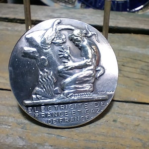 Médaille vintage française d'entreprise d'électricité en métal argenté signée henri Dropsy 1884-1969 x341 image 1