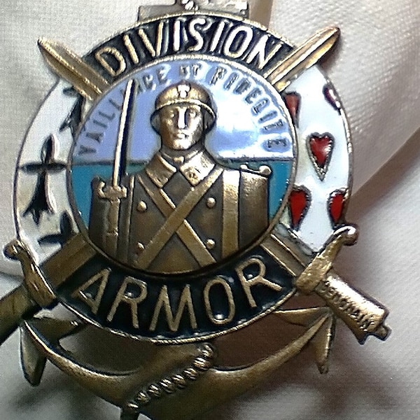 Médaille vintage française en émail avec broche, armure de division, WW1 et WW2 (x298)