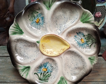 Assiette à huîtres en barbotine Vallauris vintage, Fleurs bleues x384