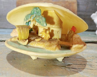 vintage chinois Celluloid Diorama Clam Shell miniature Cottage près d’une rivière avec un voilier années 50 s872