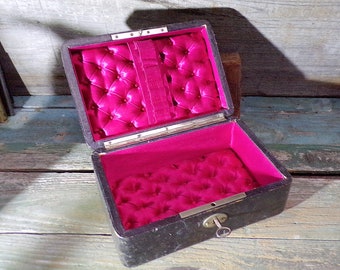 French Antique sewing or jewelry box with the original key x016
