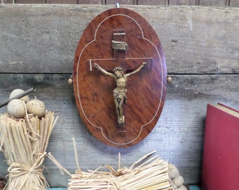 Cadre religieux ancien crucifix en régule et ronce de noyer v74