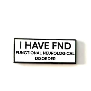 Peut inclure: Épinglette rectangulaire noire et blanche avec le texte "I HAVE FND" au-dessus de "FUNCTIONAL NEUROLOGICAL DISORDER". L'épinglette est posée sur un fond blanc.