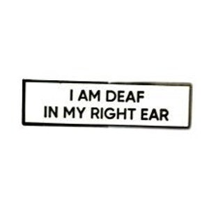 Puede incluir: Un letrero rectangular blanco y negro con el texto "Soy sordo del oído derecho".