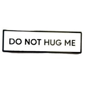 Do Not Hug Me KLEINE GRÖSSE PIN 1,5 Zoll Emaille Pin