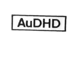 Puede incluir: Parche rectangular blanco y negro con el texto "AuDHD" en negro.