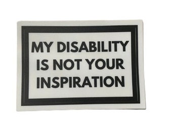 Op de afbeelding: Een rechthoekige sticker met een witte achtergrond en een zwarte rand. De tekst "MY DISABILITY IS NOT YOUR INSPIRATION" is gedrukt in vette zwarte letters.