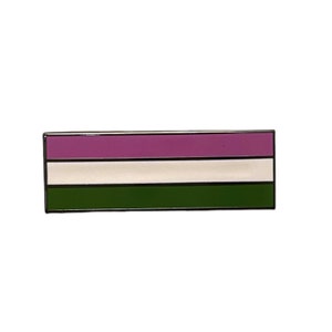 Puede incluir: Un pin de metal con un diseño tricolor horizontal. La banda superior es morada, la banda del medio es blanca y la banda inferior es verde.