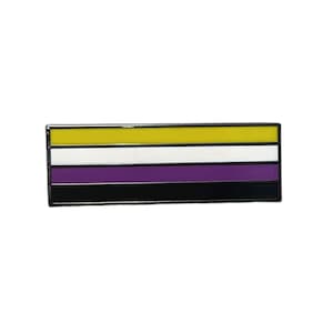 Peut inclure: Épinglette rectangulaire en émail représentant le drapeau de la fierté non binaire. L'épinglette présente des rayures horizontales jaunes, blanches, violettes et noires, encadrées d'un bord noir. Symbole d'identité de genre et d'inclusion.