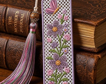 Puede incluir: Un marcapáginas rectangular con un patrón de rejilla blanco bordado con flores moradas, tallos verdes y una mariposa rosa. El marcapáginas está bordeado con hilo color lavanda e incluye una cuenta de madera decorativa y una borla de seda multicolor.