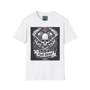 Puede incluir: Camiseta blanca con un gráfico en blanco y negro de una calavera, pistones cruzados y llamas. Las palabras "Full Send" se muestran en una pancarta. La camiseta tiene cuello redondo. Una pequeña imagen está en el cuello.