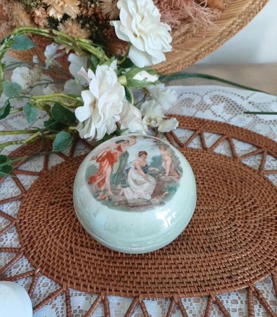 Boite ronde en porcelaine, Bonbonnière Victoria China