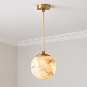 Suspension globe en laiton brossé, lampe suspendue aspect albâtre, plafonnier moderne, luminaires style années 50, décoration chambre/salle à manger