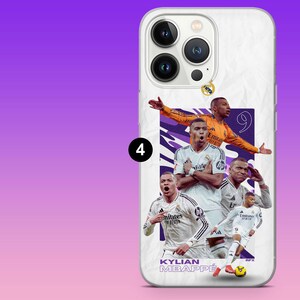 K&ouml;nnte beinhalten: Eine wei&szlig;e Smartphone-H&uuml;lle mit einer Collage von Kylian Mbapp&eacute; in Real Madrid Trikots. Das Design zeigt den Spieler in verschiedenen Posen, die Nummer 9, das Real Madrid Wappen und den Text KYLIAN MBAPP&Eacute; in violetter Schrift unten.