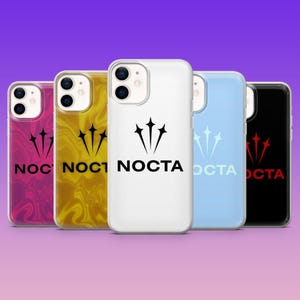 K&ouml;nnte beinhalten: F&uuml;nf Handyh&uuml;llen in verschiedenen Farben, darunter Rosa, Gold, Wei&szlig;, Hellblau und Schwarz. Jede H&uuml;lle tr&auml;gt das Wort "NOCTA" in Schwarz und ein stilisiertes Emblem. Der Hintergrund ist ein violetter Farbverlauf.