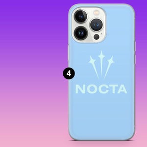 K&ouml;nnte beinhalten: Hellblaue Handyh&uuml;lle mit dem Wort "NOCTA" in Wei&szlig;. Das Geh&auml;use hat ein dreizackiges Sterndesign &uuml;ber dem Text. Die Handyh&uuml;lle hat einen Kameraausschnitt und ist f&uuml;r ein Smartphone konzipiert.