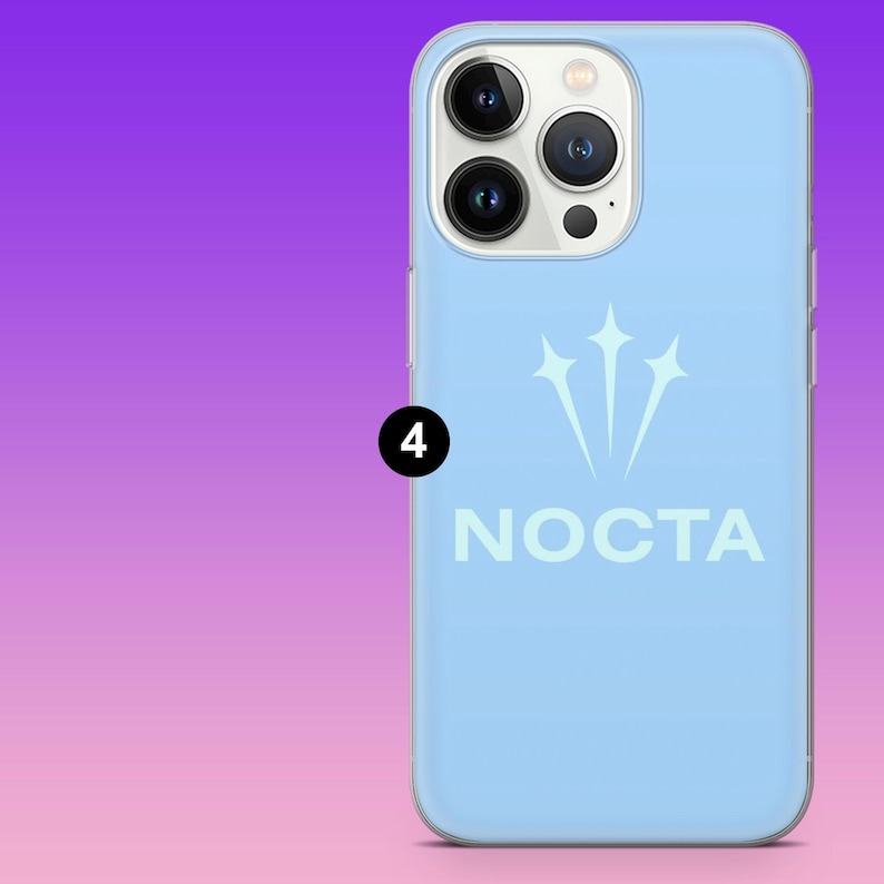 K&ouml;nnte beinhalten: Hellblaue Handyh&uuml;lle mit dem Wort "NOCTA" in Wei&szlig;. Das Geh&auml;use hat ein dreizackiges Sterndesign &uuml;ber dem Text. Die Handyh&uuml;lle hat einen Kameraausschnitt und ist f&uuml;r ein Smartphone konzipiert.