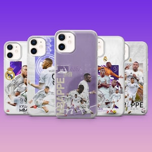 K&ouml;nnte beinhalten: F&uuml;nf transparente Smartphone-H&uuml;llen mit verschiedenen Grafikdrucken von Kylian Mbapp&eacute; im wei&szlig;en Real Madrid Fu&szlig;balltrikot. Die Designs zeigen den Spieler in Action-Posen, das Real Madrid Vereinswappen und den Text MBAPPE in Fettdruck.