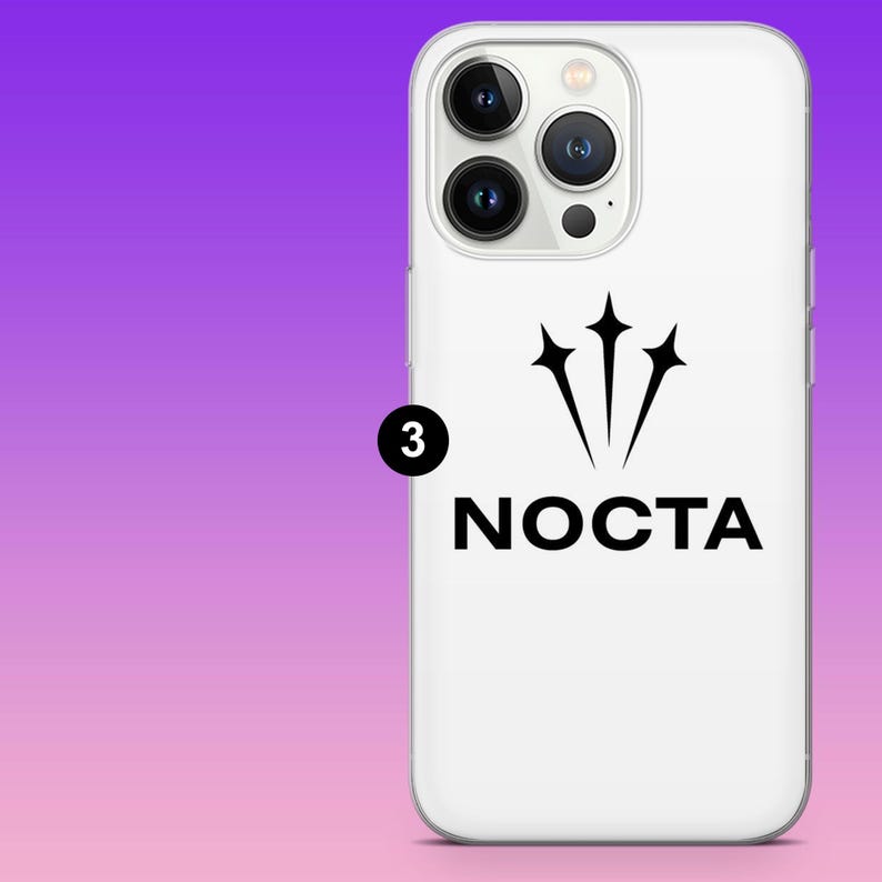K&ouml;nnte beinhalten: Wei&szlig;es Handycase mit schwarzem Logo. Das Logo zeigt drei sternf&ouml;rmige Formen &uuml;ber dem Wort "NOCTA". Das Case hat eine gl&auml;nzende Oberfl&auml;che und einen Kameraausschnitt. Der Hintergrund ist ein Farbverlauf aus Lila und Rosa.