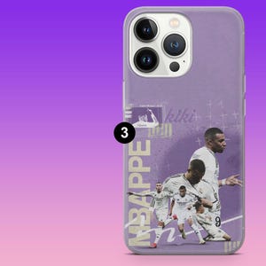 K&ouml;nnte beinhalten: Eine violette Smartphone-H&uuml;lle mit einer Collage von Kylian Mbapp&eacute; in wei&szlig;em Fu&szlig;balltrikot. Das Design enth&auml;lt den Text MBAPPE in gro&szlig;en vertikalen Buchstaben, den Namen kiki sowie mehrere Action-Aufnahmen des Spielers auf dem Fu&szlig;ballfeld.