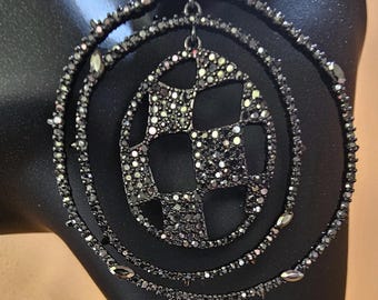 Kolczyki Alexis Bittar z czarnymi kryształkami | Kolczyki koła z metalicznym wykończeniem Pavé | Gotycka biżuteria glamour