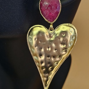 Orecchini pendenti a forma di cuore con rubino rosa in ottone placcato oro 21 carati di ROZ Istanbul