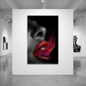 Puede incluir: Un gran lienzo vertical que presenta un primer plano de un rostro con labios rojos sobre un fondo en blanco y negro. Los labios son de un rojo vibrante, con un efecto ahumado rosado-rojizo. La obra de arte se exhibe en una galería de arte moderna.
