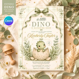 Puede incluir: Una tarjeta de invitación rectangular para baby shower con un fondo de cuadros en color verde salvia y crema. El diseño incluye una ilustración central de un bebé dinosaurio saliendo de un huevo, rodeado de vegetación, estrellas doradas y una cinta verde salvia.