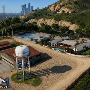 Pode incluir: Uma vista aérea de uma propriedade rural com uma torre de água branca com suportes de base azuis e amarelos, um armazém verde com telhado vermelho, uma área de piscina com espreguiçadeiras e um edifício moderno com deck de madeira.