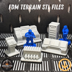 Puede incluir: Colección de piezas de terreno grises impresas en 3D para juegos de mesa, que incluyen consolas, un servidor y un motor en bloque. Figuras de soldados azules cerca del terreno. El texto "FDM TERRAIN STL FILES" está en la parte superior.