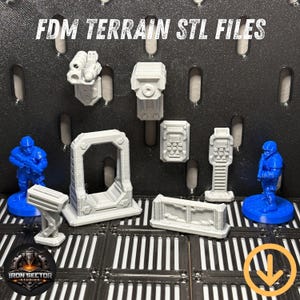 Könnte beinhalten: Eine Sammlung grauer 3D-gedruckter Geländeteile für Tabletop-Spiele, darunter Mauern, Torbögen und Strukturen. Zwei blaue Miniaturfiguren sind auf beiden Seiten des Geländes positioniert. Der Text "FDM TERRAIN STL FILES" steht oben.