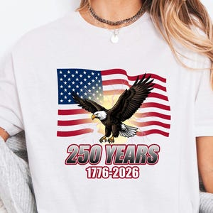 Retro Bald Eagle Top, America 250 T-Shirt, Vintage US Flag Gear, 1776-2026 Patriot Tee, Fourth Of July Present For Dad Patriot Tee immagine 1