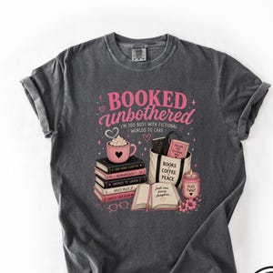 Bokälskare med bok, skjorta med vintagegrafik och komfortfärger