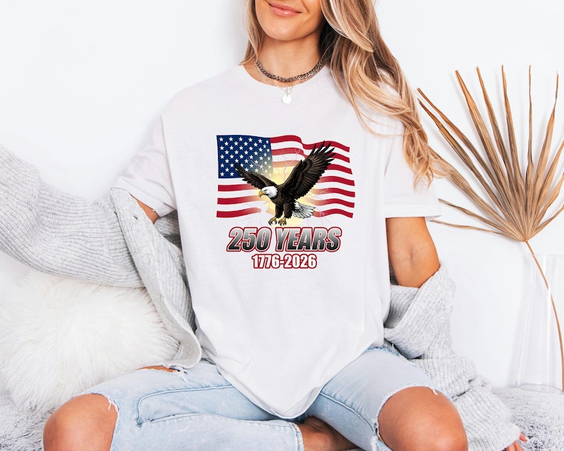 Retro Bald Eagle Top, America 250 T-Shirt, Vintage US Flag Gear, 1776-2026 Patriot Tee, Fourth Of July Present For Dad Patriot Tee immagine 1