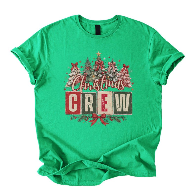 Op de afbeelding: Een felgroen T-shirt met korte mouwen en een afbeelding van vijf versierde kerstbomen boven de tekst "Christmas CREW" gedrukt op vier vierkante blokken. Een rode strik bevindt zich aan de onderkant van het grafische ontwerp.