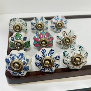 Cottagecore Ceramic Cabinet Knob – Vintage Floral Drawer Pull, Rustic Kitchen Hardware, Hand Painted Dresser Furniture Knob