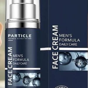 Op de afbeelding: Een donkerblauwe fles Particle Men's Formula Face Cream met een zilveren pompdosering. Het product zit in een doos met de tekst "Particle Aesthetic Science For Men" en "Men's Formula Daily Care". De fles bevat 50 ml.