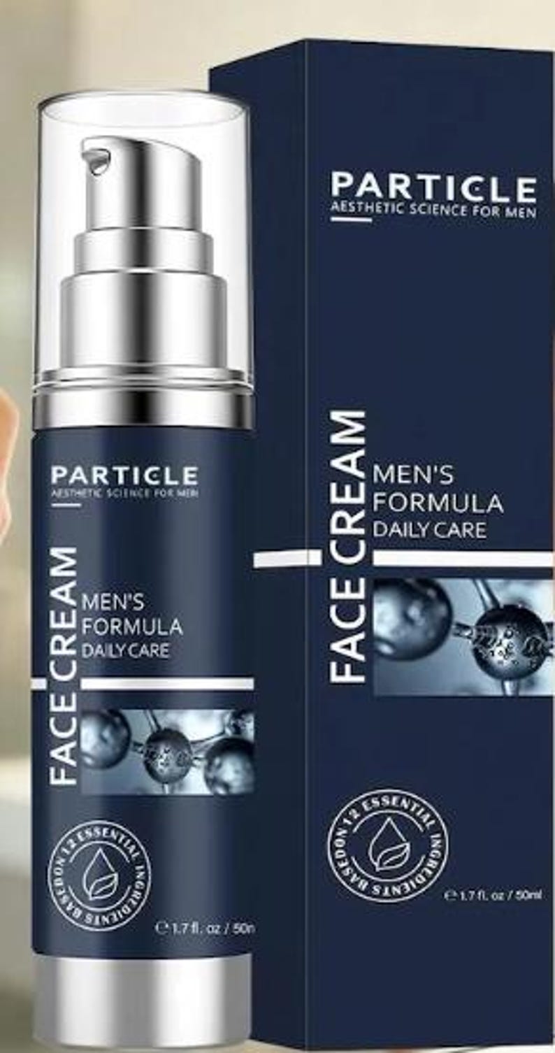 Op de afbeelding: Een donkerblauwe fles Particle Men's Formula Face Cream met een zilveren pompdosering. Het product zit in een doos met de tekst "Particle Aesthetic Science For Men" en "Men's Formula Daily Care". De fles bevat 50 ml.