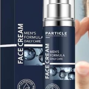 Op de afbeelding: Een marineblauwe gezichtscr&egrave;mefles en -doos met zilveren accenten. De fles heeft een pompdosering en de doos en fles hebben beide de tekst "PARTICLE" en "MEN'S FORMULA DAILY CARE". Het product bevat 50 ml.