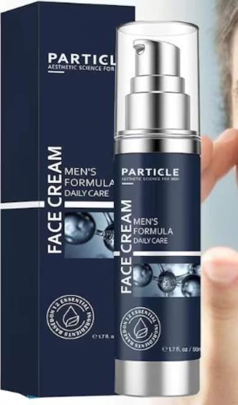 Op de afbeelding: Een marineblauwe gezichtscr&egrave;mefles en -doos met zilveren accenten. De fles heeft een pompdosering en de doos en fles hebben beide de tekst "PARTICLE" en "MEN'S FORMULA DAILY CARE". Het product bevat 50 ml.