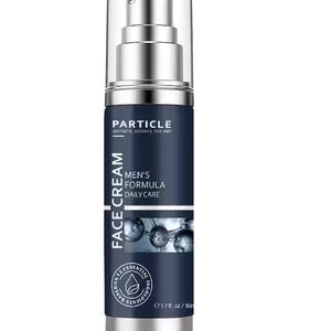 Op de afbeelding: Donkerblauwe gezichtscr&egrave;mefles met een zilveren pomp en voet. Het etiket leest "PARTICLE" en "MEN'S FORMULA DAILY CARE FACE CREAM". De fles bevat 50 ml product.