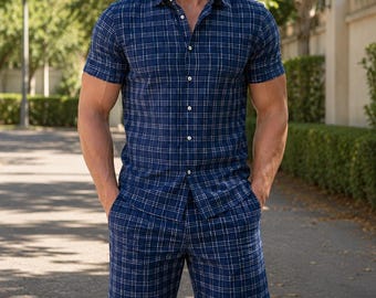 Conjunto de verano a juego para hombre: camisa de manga corta y pantalones cortos a cuadros azules. Un atuendo informal, moderno, ligero, ideal para vacaciones y estilo urbano.