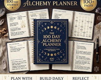 Op de afbeelding: Een donkerblauwe spiraalplanner getiteld The 100 Day Alchemy Planner met goudfolie maanfasen en hemelse symbolen op de kaft. De open pagina's tonen dagelijkse journaalvermeldingen, gewoonte-trackers, reiskaarten en reflectie-secties.