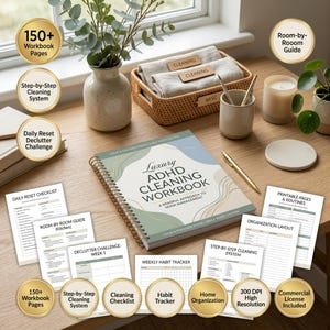 Könnte beinhalten: Ein spiralgebundenes Luxury ADHD Cleaning Workbook mit einem Einband aus abstrakten blauen, grünen und beigen Formen. Das Arbeitsbuch ist von mehreren gedruckten Checklisten, einem goldenen Stift, einem geflochtenen Korb und einer Keramikvase umgeben.