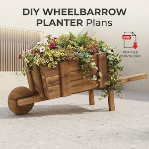 Op de afbeelding: Een houten kruiwagenplantenbak gevuld met kleurrijke bloemen en groen blad. De tekst DIY WHEELBARROW PLANTER Plans staat erboven, met een PDF-pictogram en de tekst PDF FILE DOWNLOAD zichtbaar aan de rechterkant van de afbeelding.