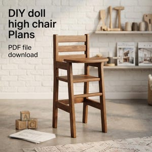 Puede incluir: Una trona de madera para muñecas con respaldo de listones y bandeja, acompañada de dos bloques de madera con letras y una pila de papeles. El texto dice: DIY doll high chair Plans, PDF file download. La silla tiene un acabado marrón.
