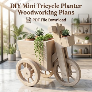 Può includere: Una fioriera in legno chiaro a forma di triciclo con un grande cassone di carico e un cestino anteriore, entrambi contenenti varie piccole piante succulente verdi. Il testo recita: DIY Mini Tricycle Planter Woodworking Plans, PDF File Download.