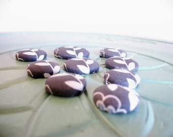 Fabric covered buttons black white leaves 11 in set in heart shaped tin with clear top flatback