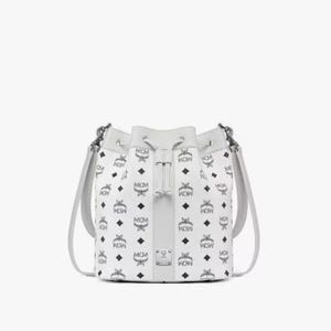 Bolso tipo cubo MCM Dessau Visetos, bolso bandolera de piel con monograma blanco y cordón ajustable.