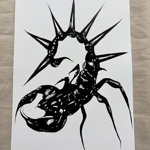 Könnte beinhalten: Schwarz-Weiß-Illustration eines Skorpions mit kronenartigem Kopf und stacheligem Schwanz. Das Kunstwerk weist detaillierte Punktmuster und scharfe Linien auf, die einen starken Kontrast zum weißen Hintergrund bilden. Die Beine des Skorpions sind lang und schlank.